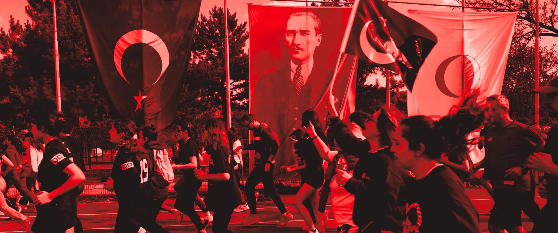 Türk bayrakları ve Atatürk posteri önünde koşan Cumhuriyet Koşusu katılımcıları