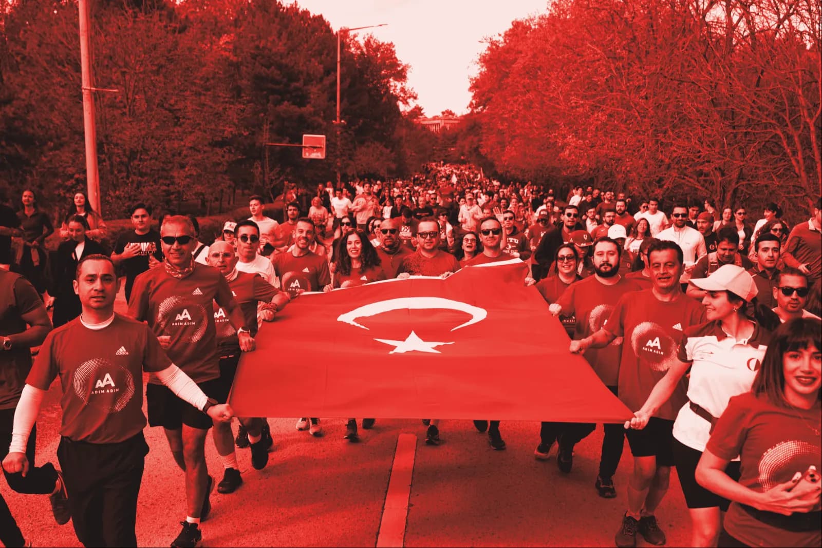 Türk bayrağı taşıyarak koşan Cumhuriyet Koşusu katılımcıları